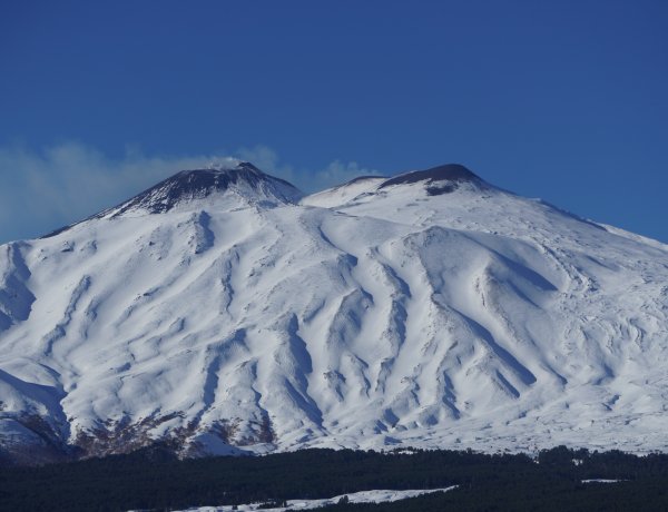 Sorvolare il vulcano attivo più alto d’Europa: l’Etna
