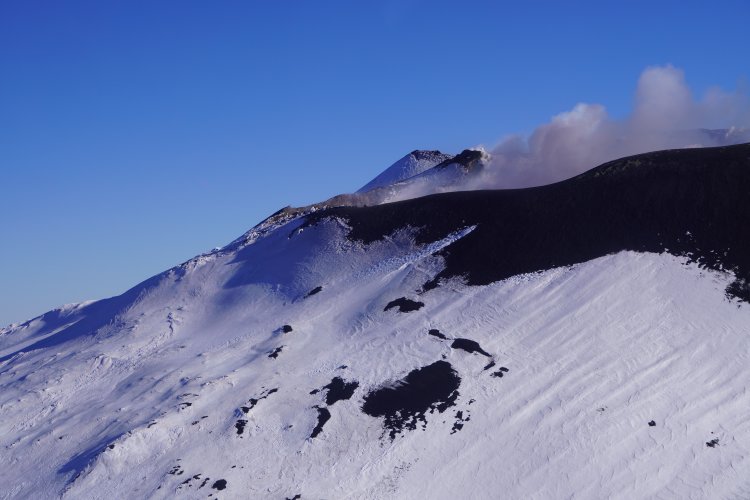 Sorvolare il vulcano attivo più alto d’Europa: l’Etna